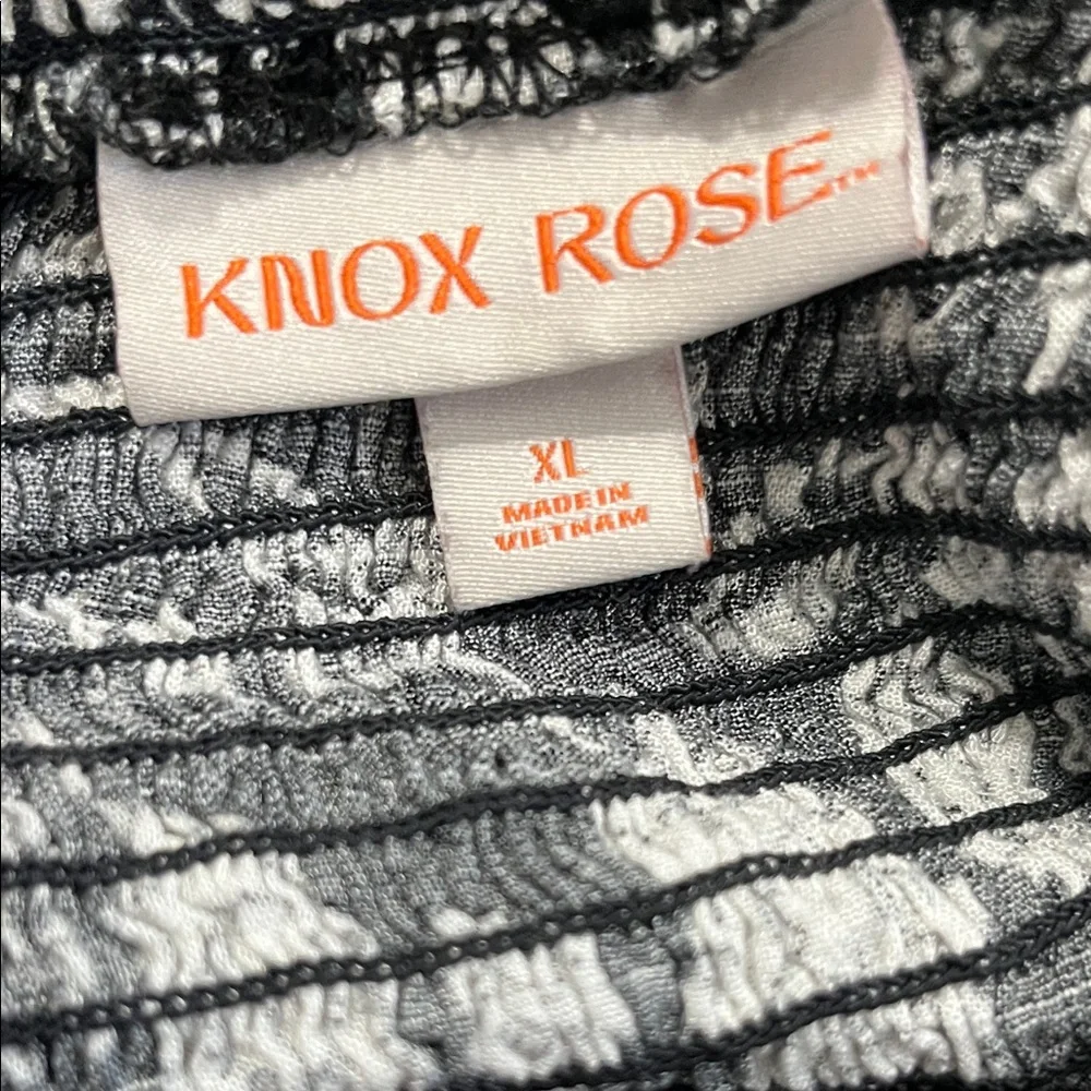 Black & White Floral Jumpsuit Romper - Sleeveless with pockets. - Picture 5 of 5